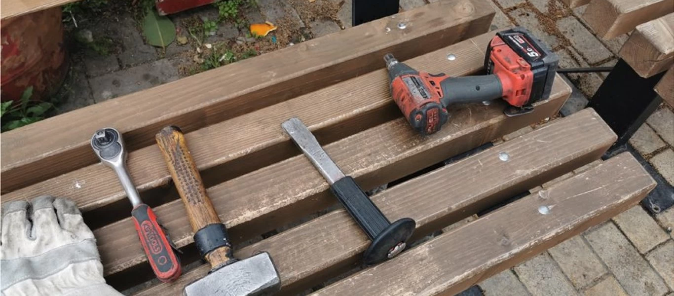 Ξηλώνουν τα παγκάκια στην Καλλιθέα για να μην κάθονται οι ηλικιωμένοι (φώτο)